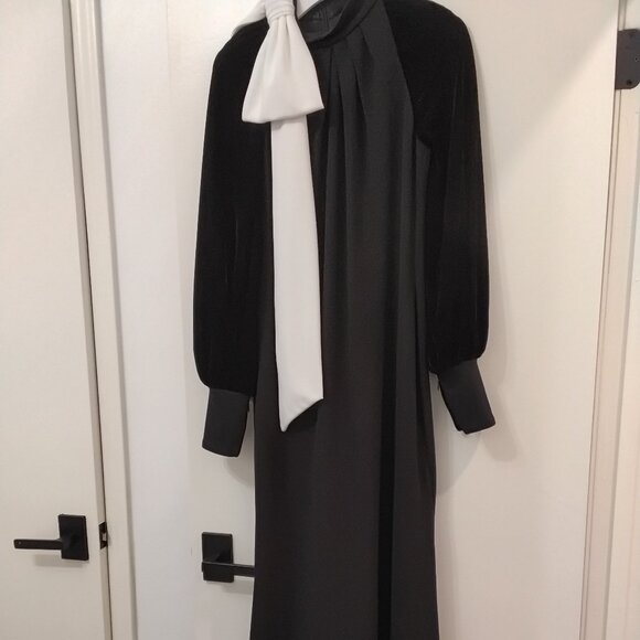 Tadashi Shoji Elegant black slenderizing gown - Picture 1 of 2